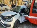 В Таганроге трамвай снес легковушку с водителем на ж/д путях