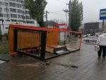 В Ростове сильный ветер повалил автобусную остановку