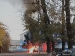 В Ростове на Туполева дотла сгорела легковушка: видео