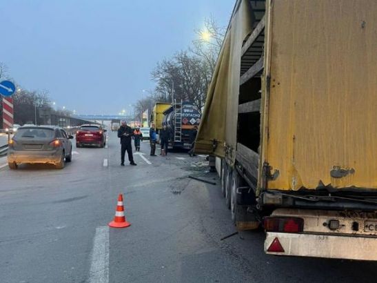 В ДТП с грузовиками под Ростовом пострадал 30-летний водитель фуры