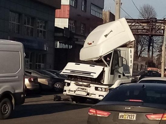 В Ростове у фуры оторвало часть кабины в ДТП на Менжинского