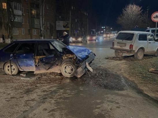 В центре Пролетарска легковое авто протаранило «Ниву»