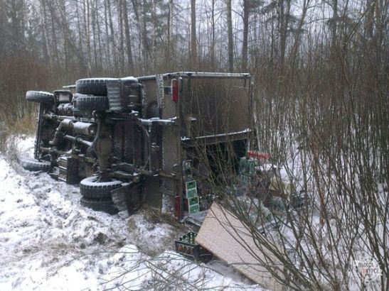 Под Новочеркасском перевернулся грузовик с пивом