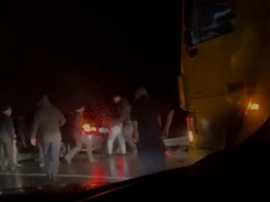 Под Азовом «БМВ» врезался в отбойник и задымился: видео