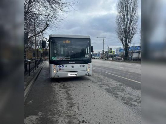 Число пострадавших из-за резкого торможения автобуса в Ростове выросло до двух