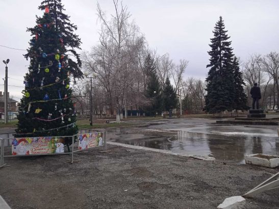 В Шахтах площадь перед поселковой елкой превратилась в канализационное болото