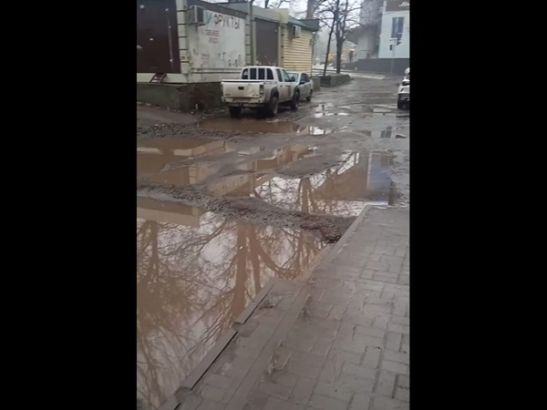 В Ростове проезжая часть в Александровке превратилась в полигон из-за глубоких ям