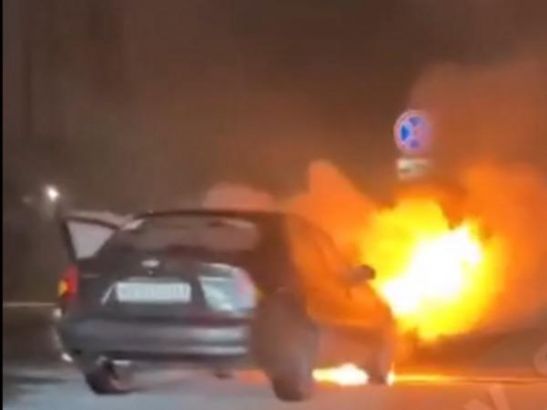 В Ростове на Нансена на ходу сгорела иномарка