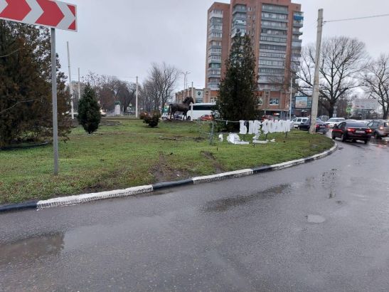 В Новочеркасске мужчина на иномарке снес уличные новогодние декорации