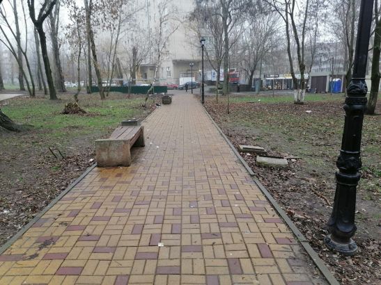 В Ростове развалились лавочки в сквере Оганова