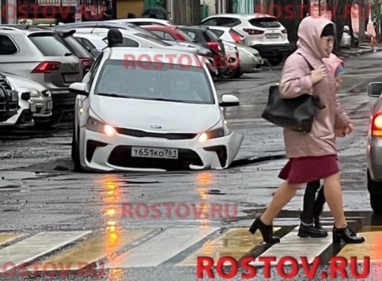 В центре Ростова под легковушкой провалился асфальт