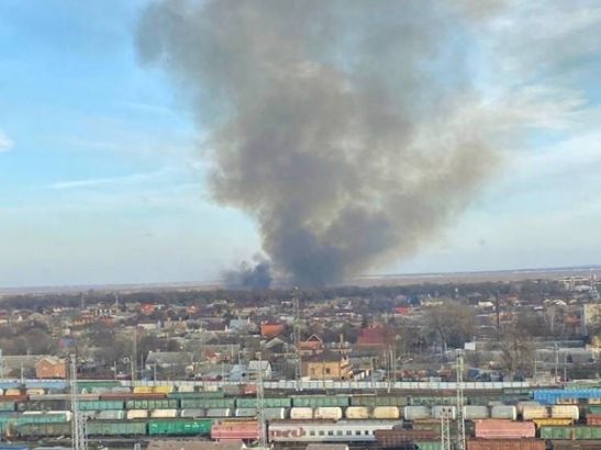 Под Ростовом в районе поселка Солнечного на большой площади горит камыш