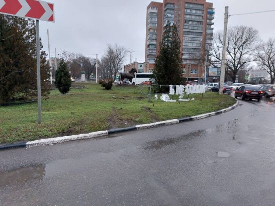 В Новочеркасске водитель легковушки протаранил новогодние декорации