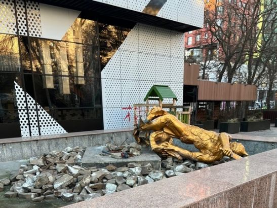 В Ростове возле сквера «1-го Пионерского Слета» от ветра рухнула статуя Богатыря