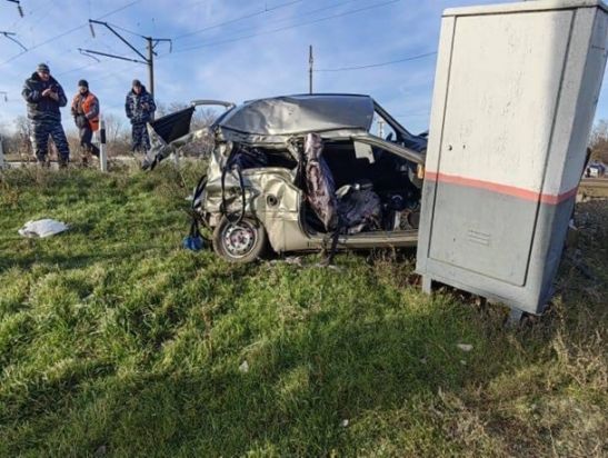 В Ростовской области на ж/д путях поезд на полном ходу снес «Оку»: двое погибли