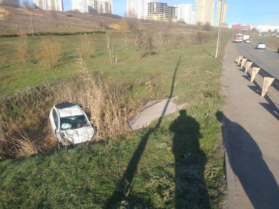 В Ростове в Суворовском водитель внедорожника снес столб и вылетел в кювет