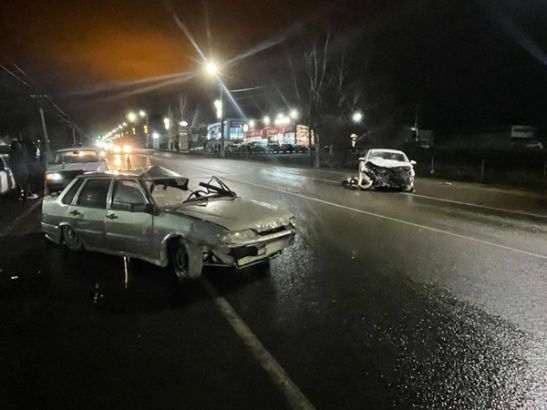 Под Таганрогом в аварии пострадали три человека, включая ребенка