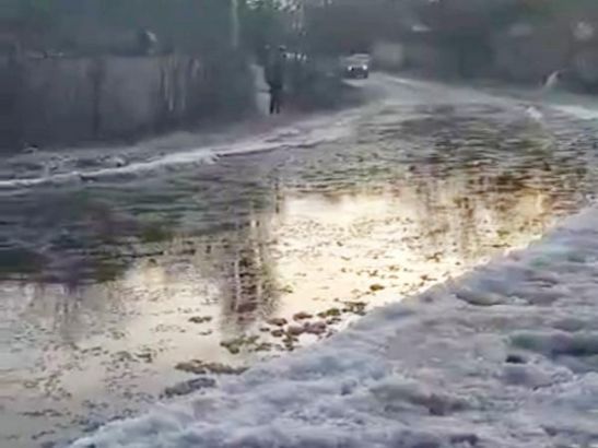 В Ростове из-за прорыва водопровода улицы в поселке Орджоникидзе сковал лед: видео