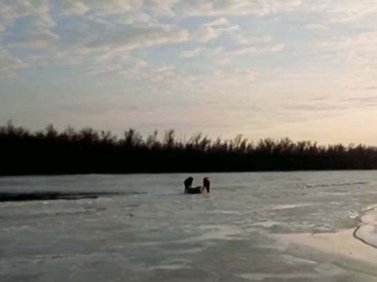В Шахтах рыбак едва не погиб, провалившись под лед на реке Северский Донец