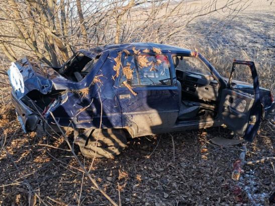 В Гуково водитель легковушки устроил ДТП с пострадавшими, съехав в кювет