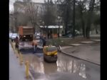 В Ростове на Северном дорожники положили асфальт в лужу