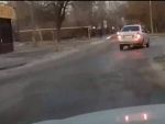 В Ростове дорога на улице Тружеников превратилась в каток из-за наледи