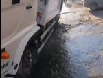 В Ростове мусоровоз застрял в образовавшейся от прорыва трубы яме