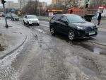 В Ростове в Военведе автомобилисты стоят в пробке из-за наледи на проезжей части