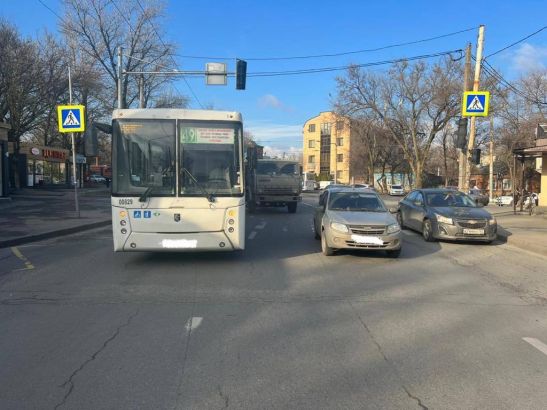 В Ростове парень на КамАЗе устроил массовую аварию с автобусом № 49