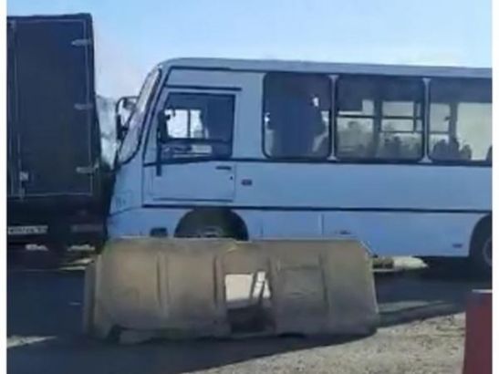 На трассе под Ростовом «ГАЗель» столкнулась с пассажирским автобусом
