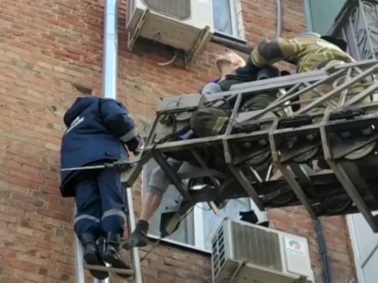 В Ростове на Западном пьяный мужчина выпал из окна пятиэтажки