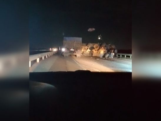 На трассе под Батайском перевернувшийся грузовик перекрыл движение