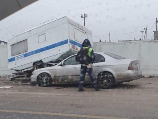 На въезде в Ростов водитель легковушки врезался в полицейский прицеп
