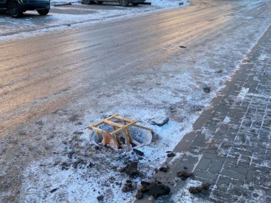 В Ростове открытые люки на Ткачева создают опасность для пешеходов и машин