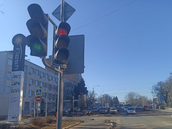 Жители Ростова жалуются на «диагональный» светофор на Текучева