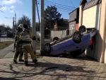 На Портовой в Ростове легковушка перевернулась и врезалась в забор жилого дома