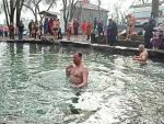 В Ростове тысячи верующих искупались в источниках на Крещение: фоторепортаж