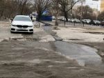 В Ростове из-за прорыва канализации улица Таганрогская превратилась в сточную канаву