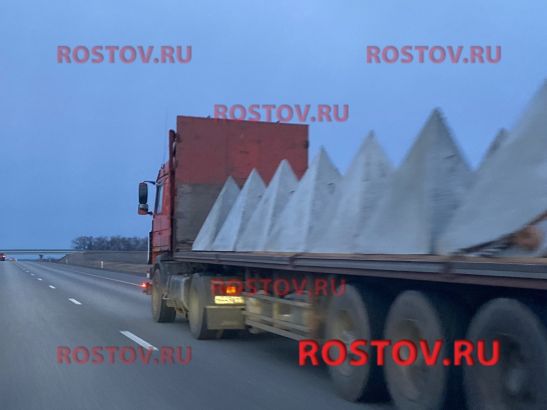 Из Краснодарского края в Ростовскую область везут бетонные ограждения