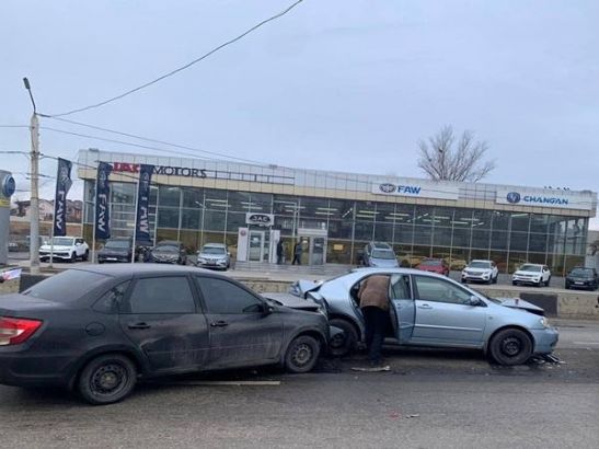 В Ростове на Западном в массовом ДТП пострадала школьница