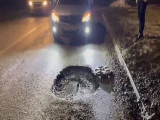В Ростове-на-Дону автомобилист разбил диск колеса в яме на Цезаря Куникова