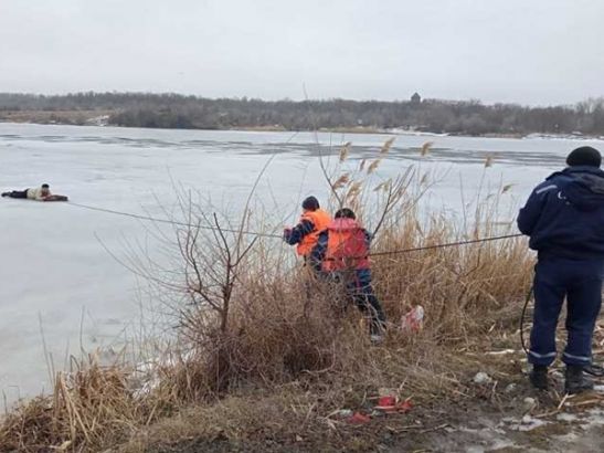 В Шахтах пожилой рыбак едва не утонул, провалившись под лед