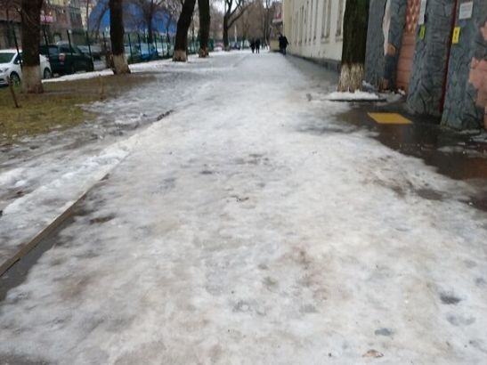 Ростовчане массово жалуются на покрытые льдом тротуары