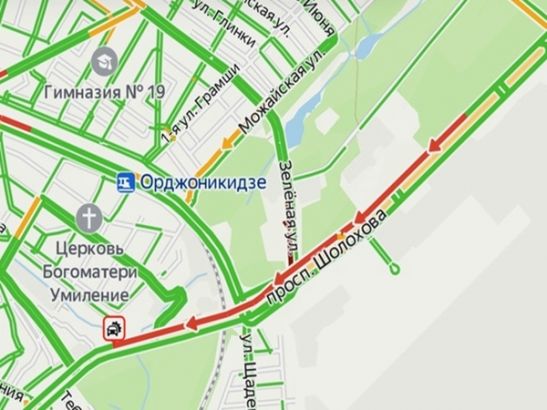 В Ростове из-за аварии проспект Шолохова сковала пробка