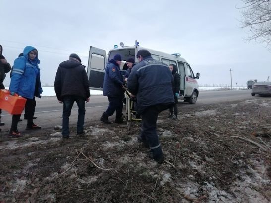 На трассе под Ростовом парень с девушкой на иномарке пострадали, врезавшись в дерево