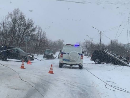 В Ростовской области водитель внедорожника на заснеженной трассе снес опору ЛЭП