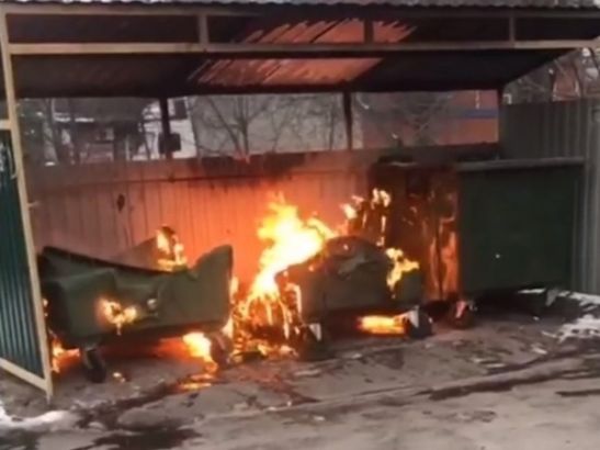 В Ростове на улице МОПРа неизвестные подожгли мусорные баки
