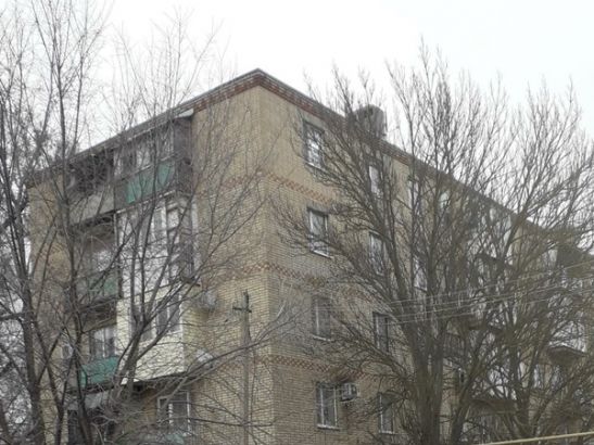 В Ростовской области 30-летняя женщина чуть не упала с пятого этажа