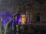 В Таганроге тушат пожар в старинном доме на Греческой