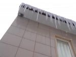 Жители Ростова пожаловались на сосульки, свисающие с крыши магазина